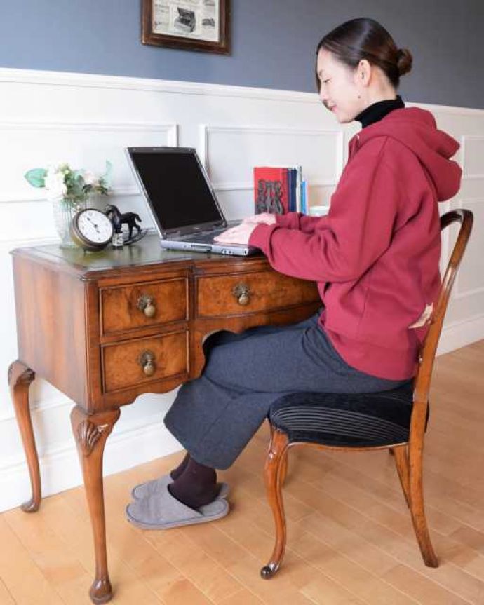 アンティークのデスク・書斎机　アンティーク家具　英国のアンティーク家具、ウォールナット材のライティングデスク。自分だけのちょっと贅沢な時間大人のデスクに座るだけで、自分だけの時間が出来るから、なんだか毎日がちょっとだけ贅沢になります。(q-1986-f)