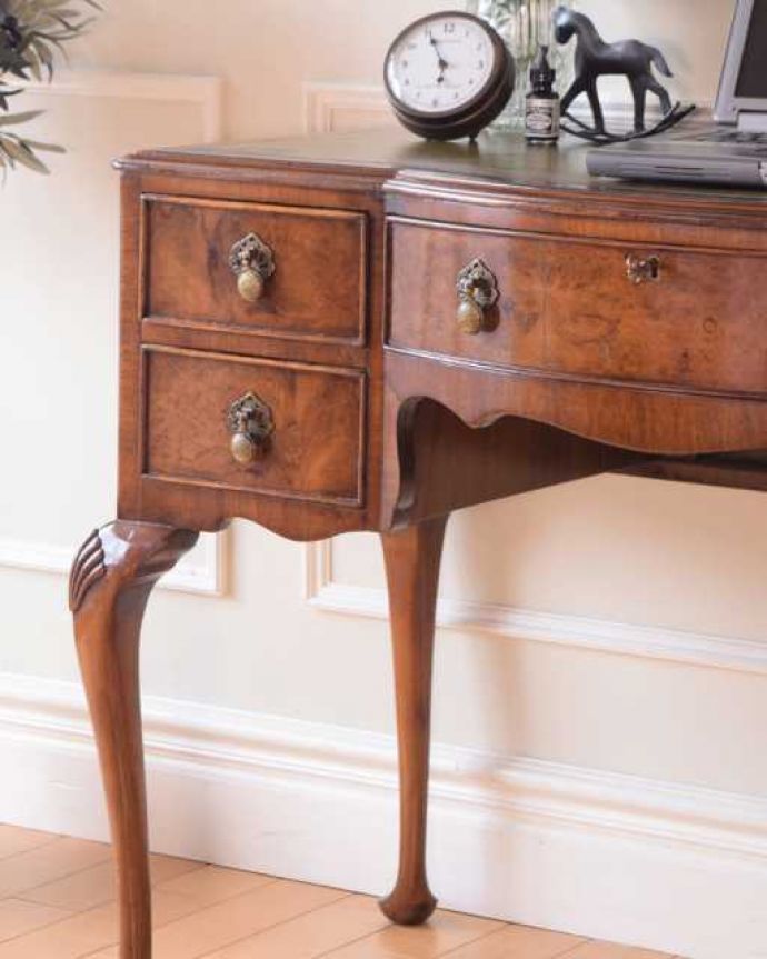 アンティークのデスク・書斎机　アンティーク家具　英国のアンティーク家具、ウォールナット材のライティングデスク。アンティークらしい銘木の木目の美しさ本来、機能的に使われる家具デスクも、アンティークだと木目の美しさが楽しめる家具に。(q-1986-f)