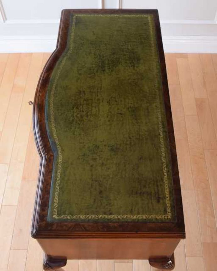 アンティークのデスク・書斎机　アンティーク家具　英国のアンティーク家具、ウォールナット材のライティングデスク。天板もピカピカにお直ししました。(q-1986-f)