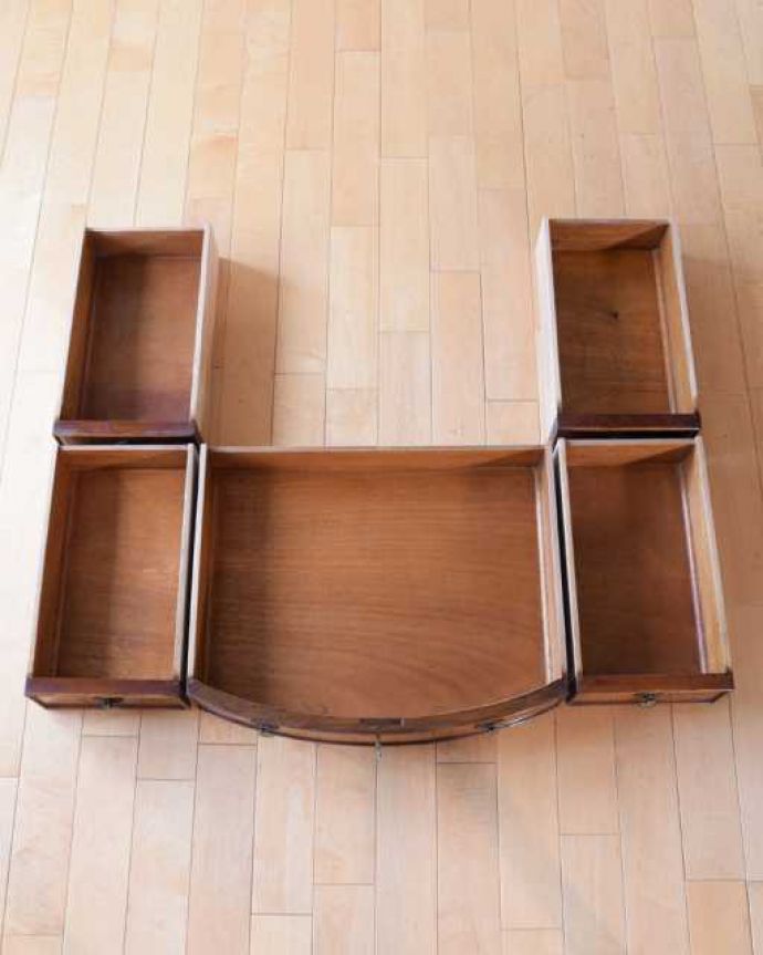 アンティークのデスク・書斎机　アンティーク家具　英国のアンティーク家具、ウォールナット材のライティングデスク。引き出しの中もキレイに修復しました！もちろん引き出しの中も職人がキレイにお直しました。(q-1986-f)