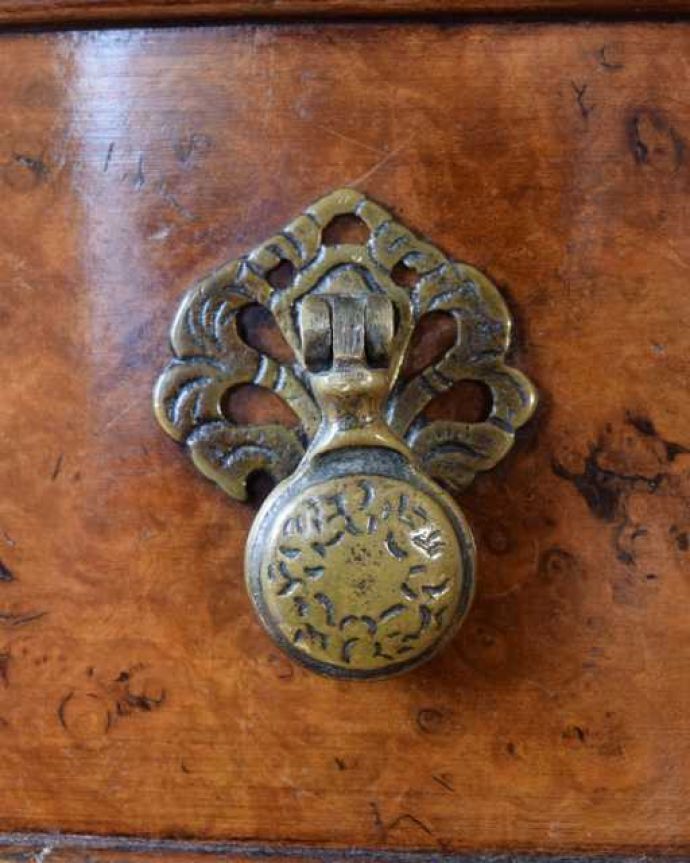 アンティークのデスク・書斎机　アンティーク家具　英国のアンティーク家具、ウォールナット材のライティングデスク。アンティークらしい取っ手アンティークらしいデザインの取っ手を、そっと引っ張って開けるたびに、宝箱を開けている気分です。(q-1986-f)