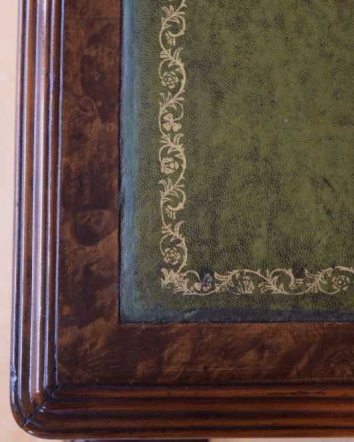 アンティークのデスク・書斎机　アンティーク家具　英国のアンティーク家具、ウォールナット材のライティングデスク。天板を近くから見ると･･･デスクは天板を使う家具なので、キレイにお直ししました。(q-1986-f)