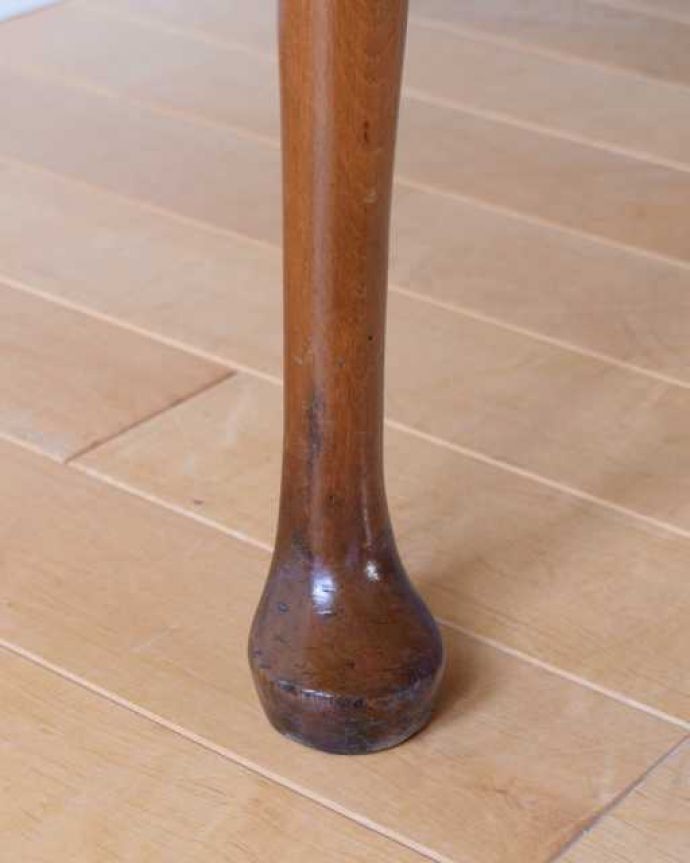 アンティークのデスク・書斎机　アンティーク家具　英国のアンティーク家具、ウォールナット材のライティングデスク。女性1人でラクラク運べちゃう仕掛けHandleのアンティークは、脚の裏にフェルトキーパーをお付けしています。(q-1986-f)