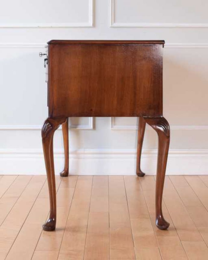 アンティークのデスク・書斎机　アンティーク家具　英国のアンティーク家具、ウォールナット材のライティングデスク。横顔も美しく！こんな風に見えますもちろん、横側もキレイに修復しているので、横から見てもキレイです。(q-1986-f)