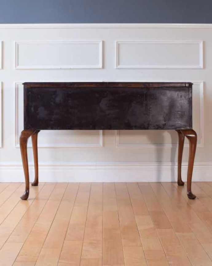 アンティークのデスク・書斎机　アンティーク家具　英国のアンティーク家具、ウォールナット材のライティングデスク。後ろ姿もキレイなんです。(q-1986-f)