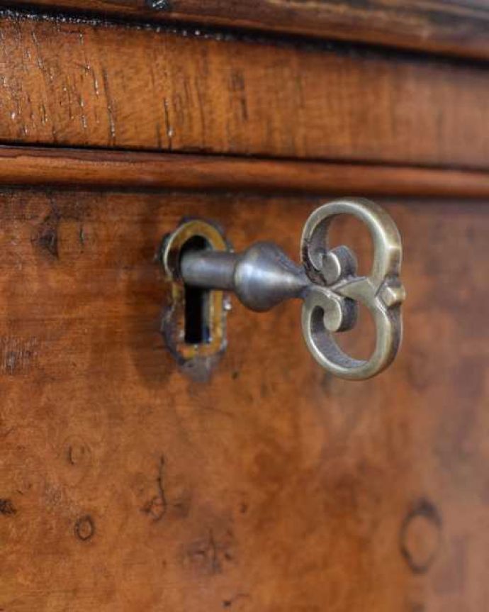 アンティークのデスク・書斎机　アンティーク家具　英国のアンティーク家具、ウォールナット材のライティングデスク。鍵が付いていますもちろん使えるように調整したので、クルっと回して引き出しを開けてください。(q-1986-f)