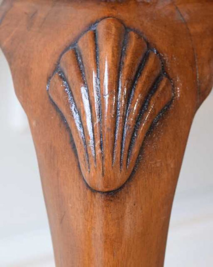 アンティークのデスク・書斎机　アンティーク家具　英国のアンティーク家具、ウォールナット材のライティングデスク。惚れ惚れするような美しさとっても堅い無垢材に一体どうやって彫っていったんでしょう？アンティークらしく細かい彫りを眺めているだけでうっとりしてしまいます。(q-1986-f)