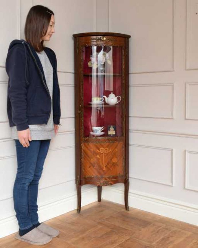 アンティークのキャビネット　アンティーク家具　優雅な雰囲気漂う高級アンティーク家具、ガラス扉のコーナーキャビネット。お部屋を角から格上げしてくれますインテリアの素敵な国から来た家具は使い方も美しい･･･お部屋の角から華やかな雰囲気を作ってくれます。(q-1987-f)
