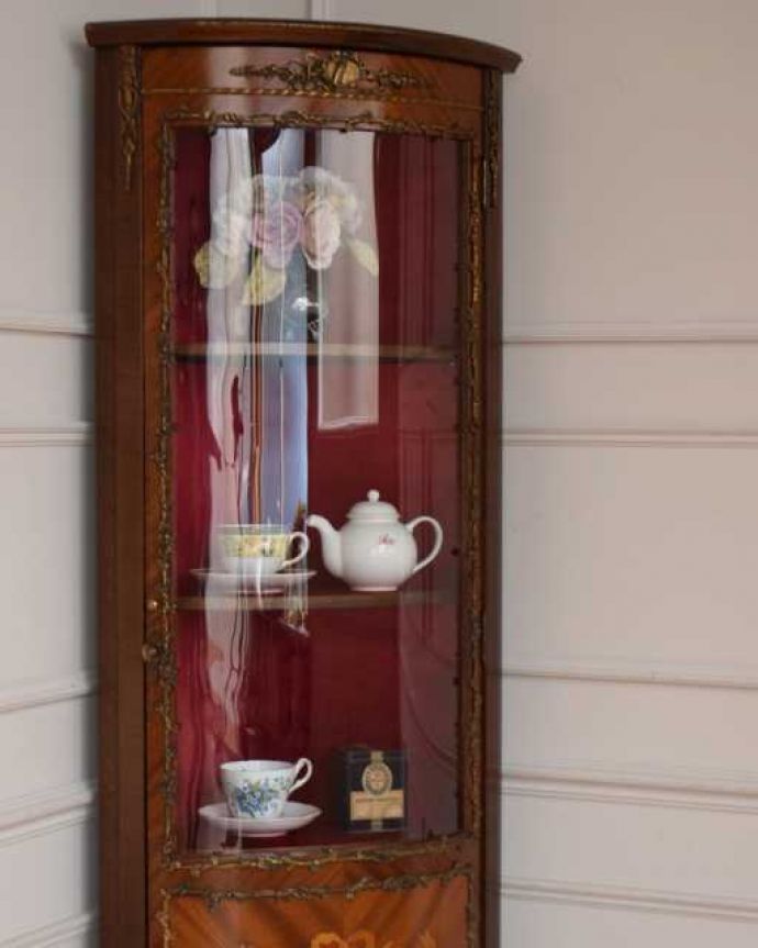 アンティークのキャビネット　アンティーク家具　優雅な雰囲気漂う高級アンティーク家具、ガラス扉のコーナーキャビネット。お部屋の角にピタッと収まる飾り棚お部屋の角にピッタリ収まっちゃうから、どこでも使える便利なコーナーキャビネット。(q-1987-f)
