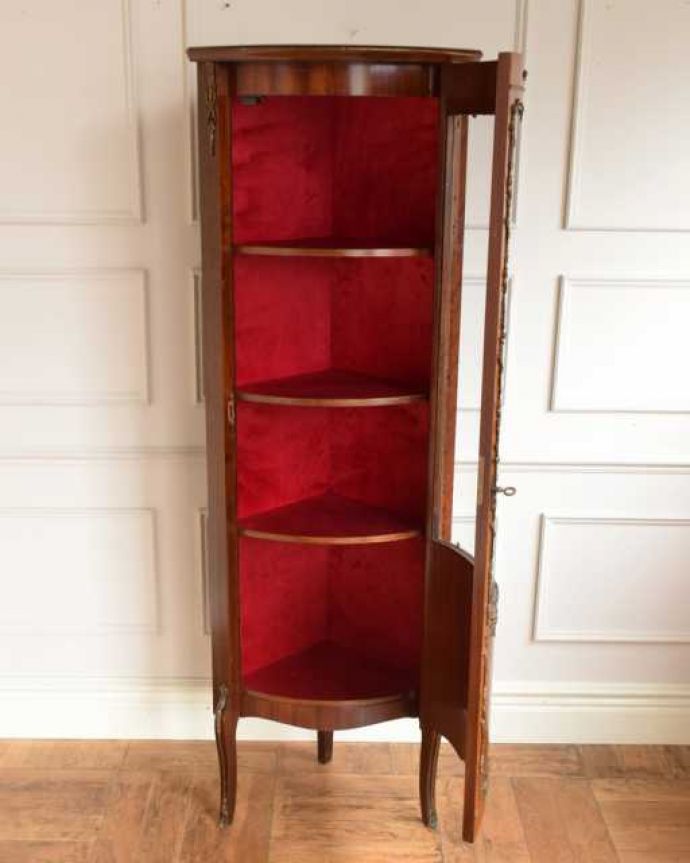 アンティークのキャビネット　アンティーク家具　優雅な雰囲気漂う高級アンティーク家具、ガラス扉のコーナーキャビネット。扉を開けてみると･･･専門の職人がしっかり修復していますので、扉の中はピカピカです。(q-1987-f)