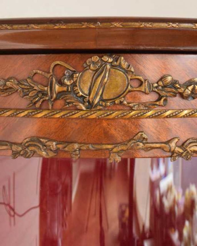 アンティークのキャビネット　アンティーク家具　優雅な雰囲気漂う高級アンティーク家具、ガラス扉のコーナーキャビネット。いろんな場所にこだわり彫のデザインもいろいろです。(q-1987-f)