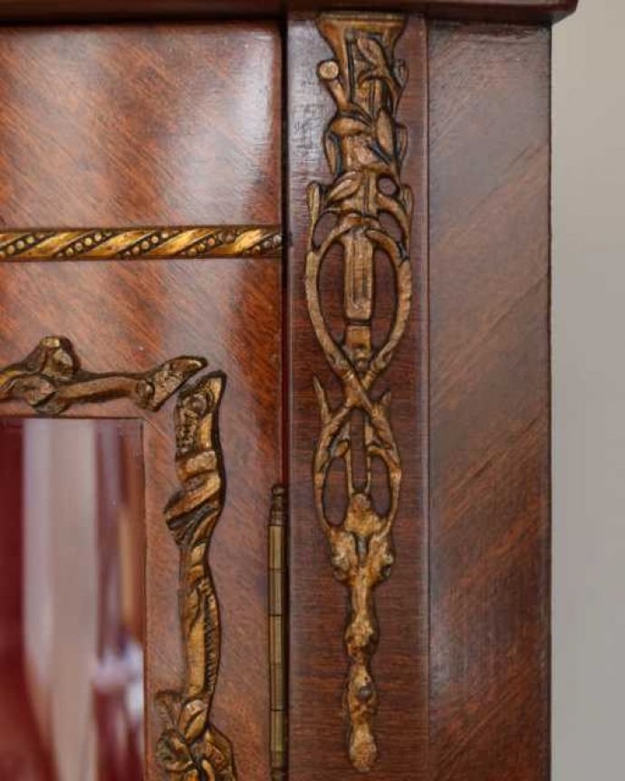 アンティークのキャビネット　アンティーク家具　優雅な雰囲気漂う高級アンティーク家具、ガラス扉のコーナーキャビネット。ここの彫も最上級の美しさいろんな部分の美しさが重なり合って、最上級の美しさを醸し出してくれます。(q-1987-f)