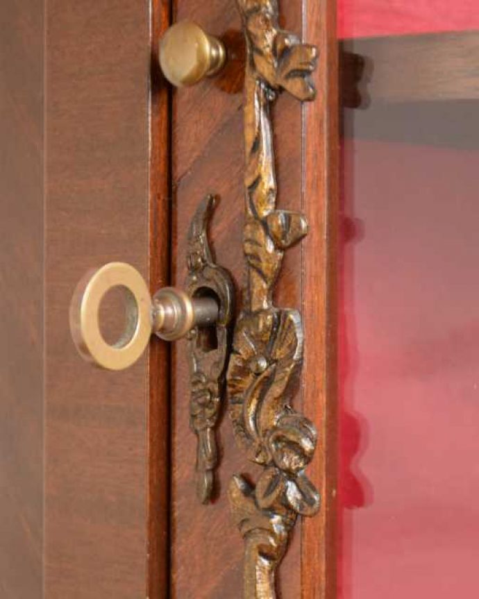 アンティークのキャビネット　アンティーク家具　優雅な雰囲気漂う高級アンティーク家具、ガラス扉のコーナーキャビネット。開ける度にワクワクアンティークらしい取っ手のデザイン。(q-1987-f)