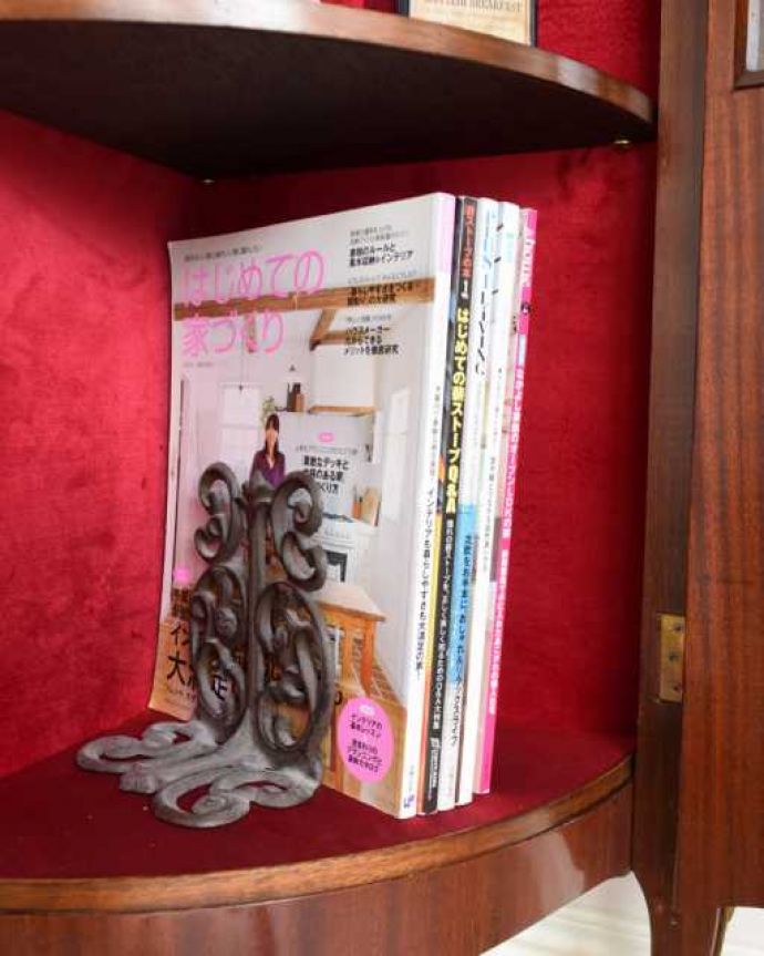 アンティークのキャビネット　アンティーク家具　優雅な雰囲気漂う高級アンティーク家具、ガラス扉のコーナーキャビネット。扉の中は収納たっぷりA4サイズの雑誌までしっかり収納出来ちゃう大きさ。(q-1987-f)