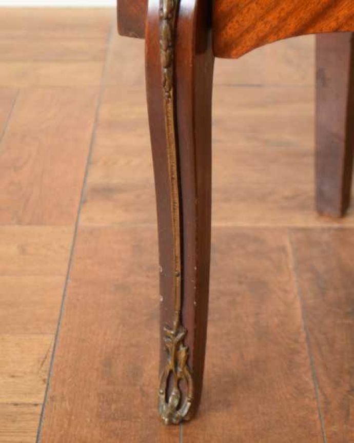 アンティークのキャビネット　アンティーク家具　優雅な雰囲気漂う高級アンティーク家具、ガラス扉のコーナーキャビネット。女性１人でラクラク運べちゃうんですHandleのアンティークは、脚の裏にフェルトキーパーをお付けしています。(q-1987-f)