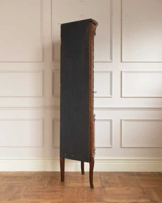 アンティークのキャビネット　アンティーク家具　優雅な雰囲気漂う高級アンティーク家具、ガラス扉のコーナーキャビネット。横から見ると、こんな感じ壁にピタッと収まる部分は三角形になっています。(q-1987-f)