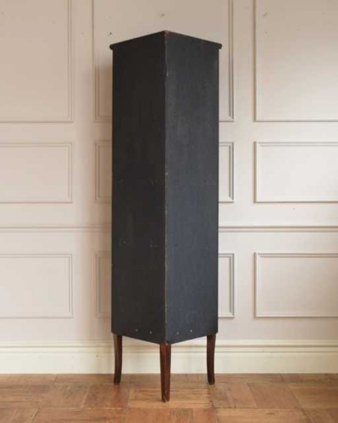 アンティークのキャビネット　アンティーク家具　優雅な雰囲気漂う高級アンティーク家具、ガラス扉のコーナーキャビネット。壁で見えないけれど、後ろ姿もキレイです見えない部分もきちんと修復しているので、キレイに仕上がっています。(q-1987-f)