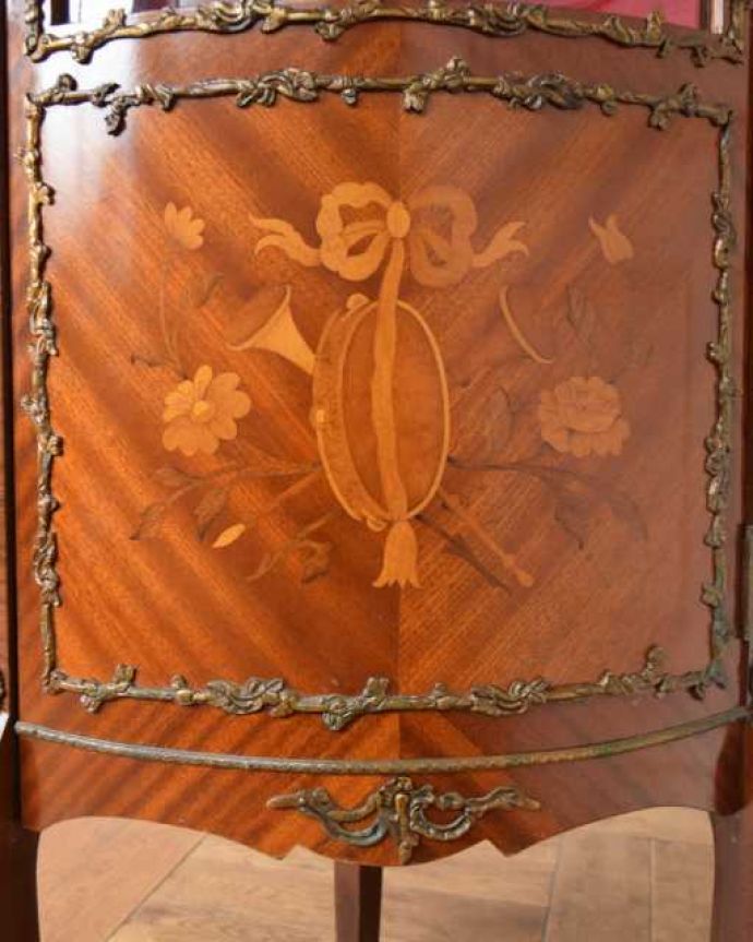 アンティークのキャビネット　アンティーク家具　優雅な雰囲気漂う高級アンティーク家具、ガラス扉のコーナーキャビネット。職人技が光っています。(q-1987-f)