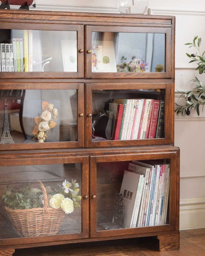 アンティークのキャビネット　アンティーク家具　重ねて積み上げるスタッキングブックケース、英国輸入のアンティークキャビネット 。ガラス越しに中をのぞいてみると･･･こんなにおしゃれな家具が事務機器だったなんて考えられないくらい。(q-1988-f)