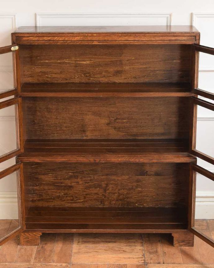 アンティークのキャビネット　アンティーク家具　重ねて積み上げるスタッキングブックケース、英国輸入のアンティークキャビネット 。便利に使えるフラップ式の扉開けたままにしておいてもジャマにならないフラップ式の扉。(q-1988-f)