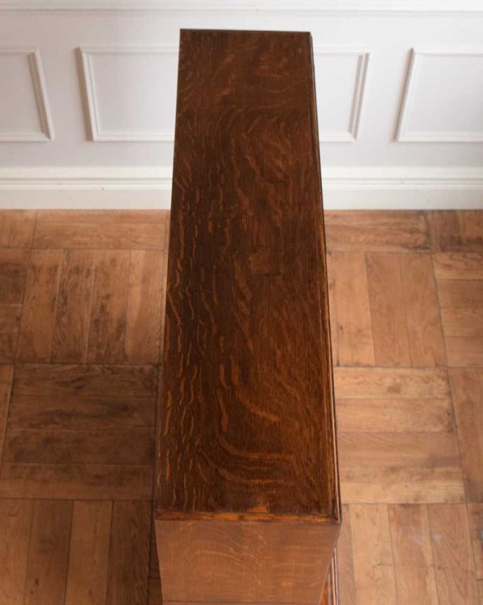 アンティークのキャビネット　アンティーク家具　重ねて積み上げるスタッキングブックケース、英国輸入のアンティークキャビネット 。上から形を見てみると･･･天板はこんな形です。(q-1988-f)