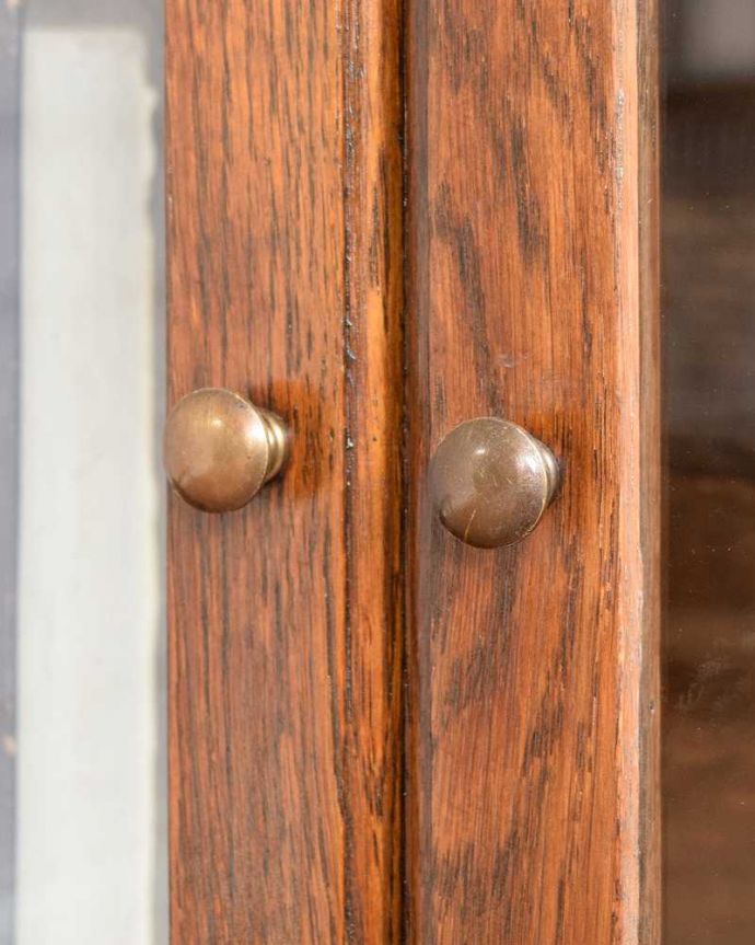 アンティークのキャビネット　アンティーク家具　重ねて積み上げるスタッキングブックケース、英国輸入のアンティークキャビネット 。開ける度にワクワク･･･取っ手もアンティーク家具らしいデザインです。(q-1988-f)
