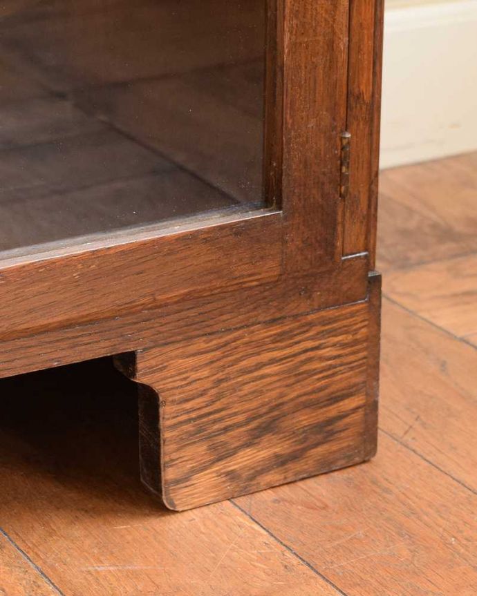 アンティークのキャビネット　アンティーク家具　重ねて積み上げるスタッキングブックケース、英国輸入のアンティークキャビネット 。女性１人でも運べますHandleのアンティークは、脚の裏にフェルトキーパーをお付けしているので、女性でも床を滑らせて移動が出来ます。(q-1988-f)