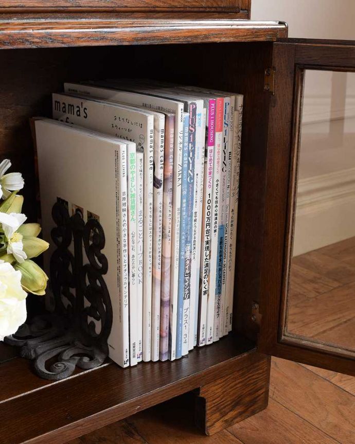 アンティークのキャビネット　アンティーク家具　重ねて積み上げるスタッキングブックケース、英国輸入のアンティークキャビネット 。扉の中は収納たっぷりA4サイズの雑誌までしっかり収納出来ちゃう大きさ。(q-1988-f)