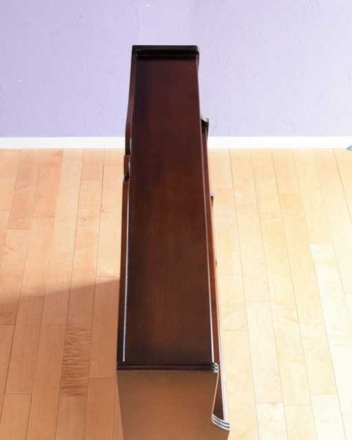 アンティークのキャビネット アンティーク家具 高級感漂うマホガニー材が魅力の英国アンティークのオープンブックシェルフ(本棚)。天板もピカピカです。(q-1989-f)