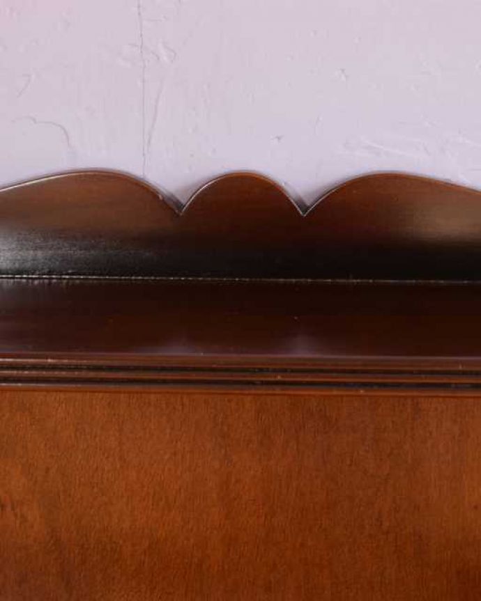 アンティークのキャビネット アンティーク家具 高級感漂うマホガニー材が魅力の英国アンティークのオープンブックシェルフ(本棚)。いろんな場所にこだわり彫のデザインもいろいろです。(q-1989-f)