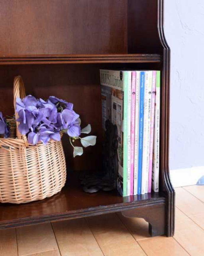 アンティークのキャビネット アンティーク家具 高級感漂うマホガニー材が魅力の英国アンティークのオープンブックシェルフ(本棚)。たっぷり収納出来ちゃう優れものA4サイズの雑誌までしっかり収納できるので、いろんなものを入れて自由に使って下さい。(q-1989-f)