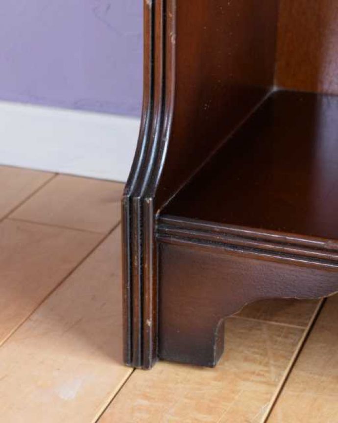 アンティークのキャビネット アンティーク家具 高級感漂うマホガニー材が魅力の英国アンティークのオープンブックシェルフ(本棚)。女性1人でラクラク運べちゃう仕掛けHandleのアンティークは、脚の裏にフェルトキーパーをお付けしています。(q-1989-f)