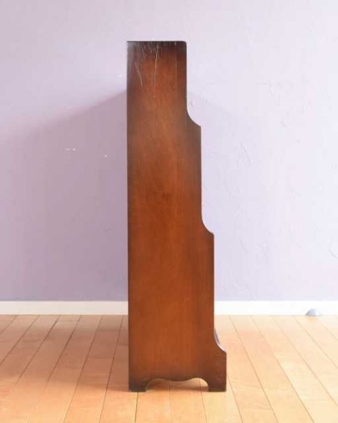 アンティークのキャビネット アンティーク家具 高級感漂うマホガニー材が魅力の英国アンティークのオープンブックシェルフ(本棚)。横から見てもステキしっかり修復したので、横顔だって美しいんです。(q-1989-f)