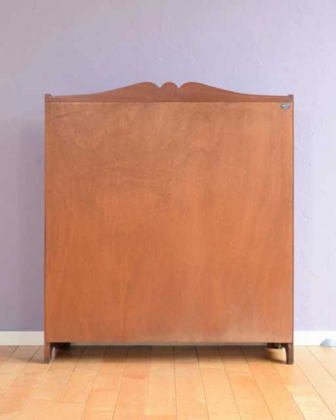 アンティークのキャビネット アンティーク家具 高級感漂うマホガニー材が魅力の英国アンティークのオープンブックシェルフ(本棚)。後ろ姿もキレイですアンティークは新品ではないので、もちろん経年変化によるキズはありますが、専門の職人が修復したので、後ろ姿もキレイです。(q-1989-f)