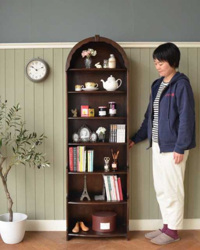 アンティークのキャビネット アンティーク家具 たっぷり収納できる英国スタイルのブックシェルフ、オシャレなアンティーク家具。なんでも便利に収納できるオープンタイプの本棚本棚としてしっかり作られたオープンタイプのブックシェルフ。(q-1990-f)