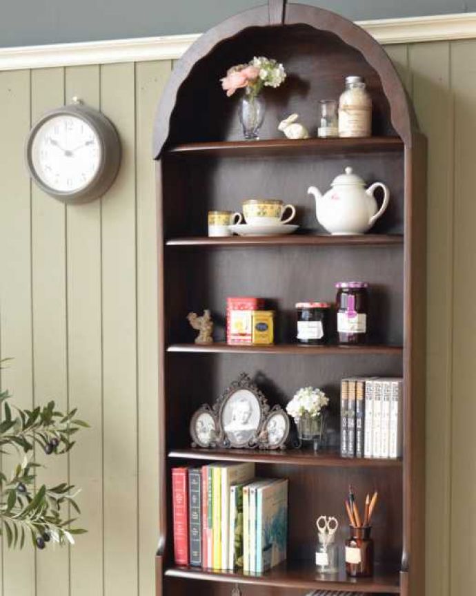 アンティークのキャビネット アンティーク家具 たっぷり収納できる英国スタイルのブックシェルフ、オシャレなアンティーク家具。たっぷり収納できるだけじゃないんです。(q-1990-f)