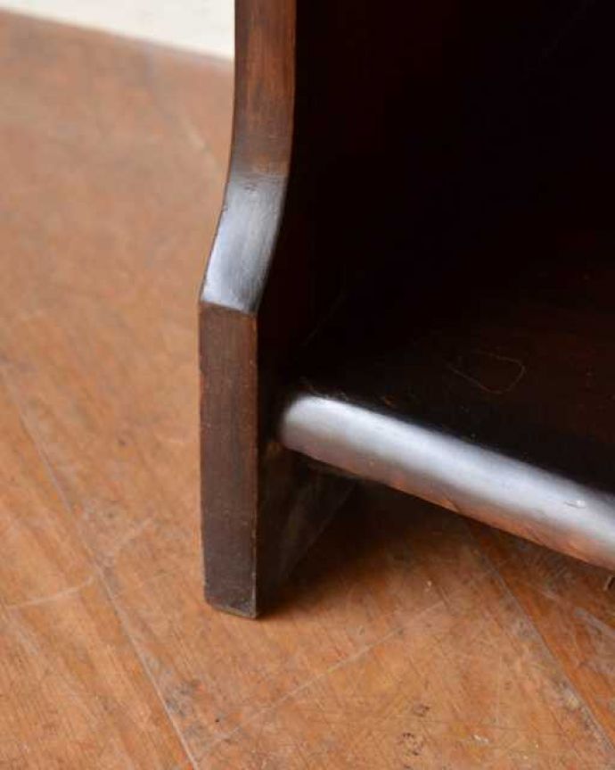 アンティークのキャビネット アンティーク家具 たっぷり収納できる英国スタイルのブックシェルフ、オシャレなアンティーク家具。女性1人でラクラク運べちゃう仕掛けHandleのアンティークは、脚の裏にフェルトキーパーをお付けしています。(q-1990-f)