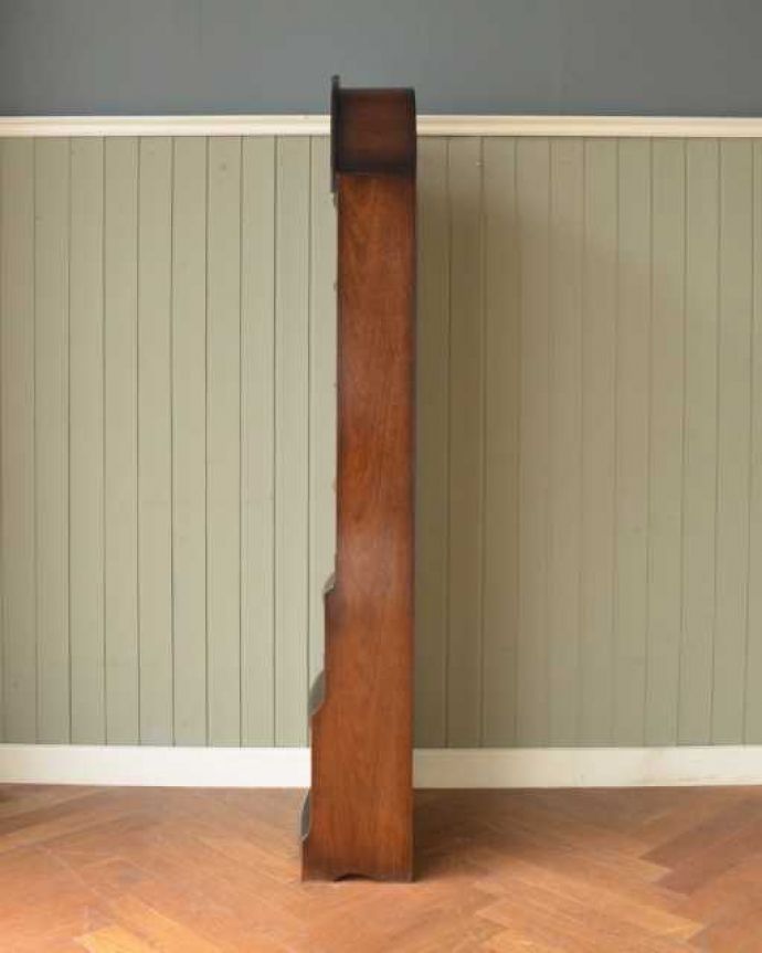 アンティークのキャビネット アンティーク家具 たっぷり収納できる英国スタイルのブックシェルフ、オシャレなアンティーク家具。横から見てもステキしっかり修復したので、横顔だって美しいんです。(q-1990-f)