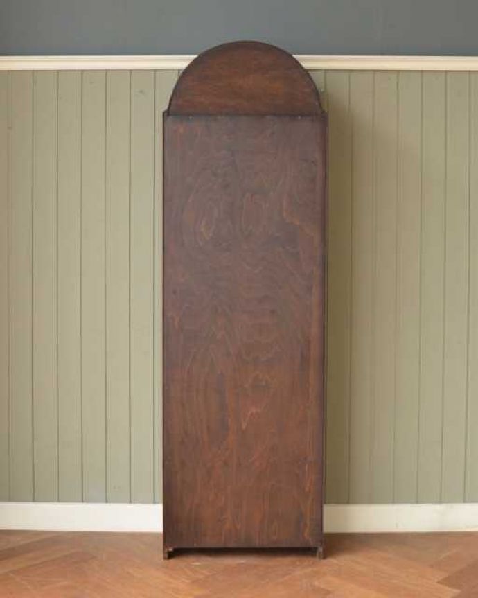 アンティークのキャビネット アンティーク家具 たっぷり収納できる英国スタイルのブックシェルフ、オシャレなアンティーク家具。後ろ姿もキレイですアンティークは新品ではないので、もちろん経年変化によるキズはありますが、専門の職人が修復したので、後ろ姿もキレイです。(q-1990-f)