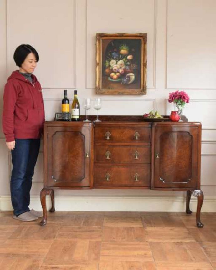 サイドボード アンティーク家具 英国のアンティーク家具、猫脚が美しいサイドボードキャビネット。気品のある大人の佇まいが優雅なサイドボード木目の美しさが際立つ大人のサイドボード。(q-1991-f)