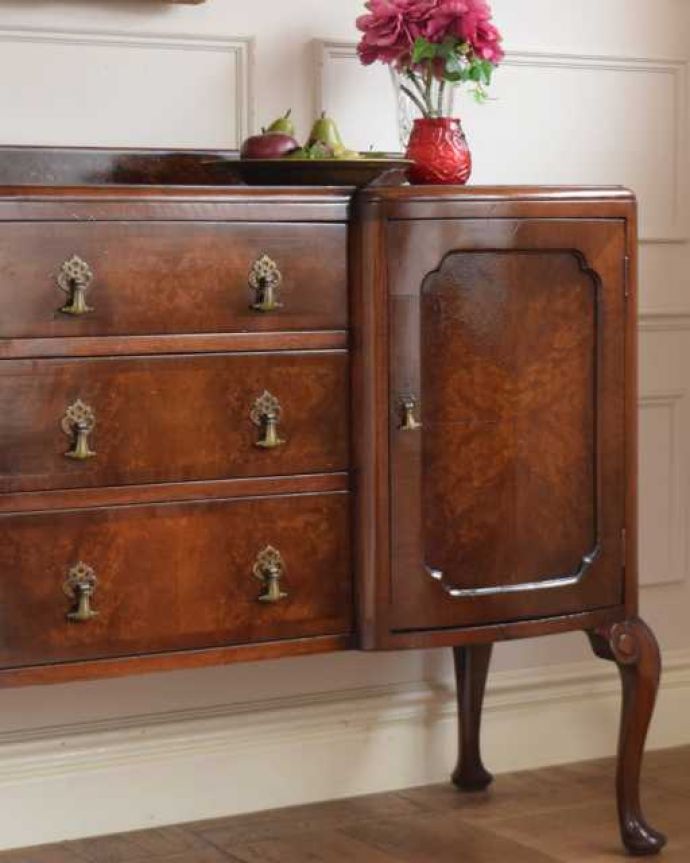 サイドボード アンティーク家具 英国のアンティーク家具、猫脚が美しいサイドボードキャビネット。アンティークだから手に入れることが出来る素材感今の時代、なかなか手に入れることが出来ない木目の美しさにうっとり。(q-1991-f)