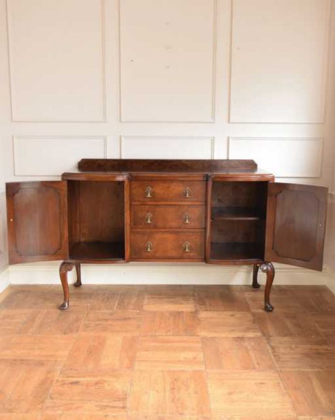 サイドボード アンティーク家具 英国のアンティーク家具、猫脚が美しいサイドボードキャビネット。扉の奥にはたっぷりの収納。(q-1991-f)