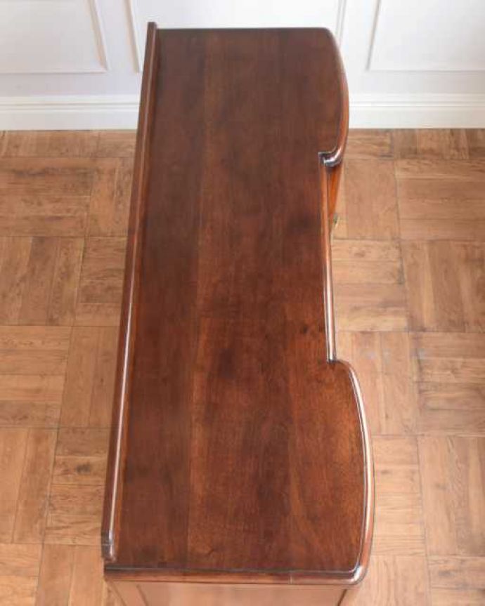 サイドボード アンティーク家具 英国のアンティーク家具、猫脚が美しいサイドボードキャビネット。上から見てるとこんな感じです。(q-1991-f)