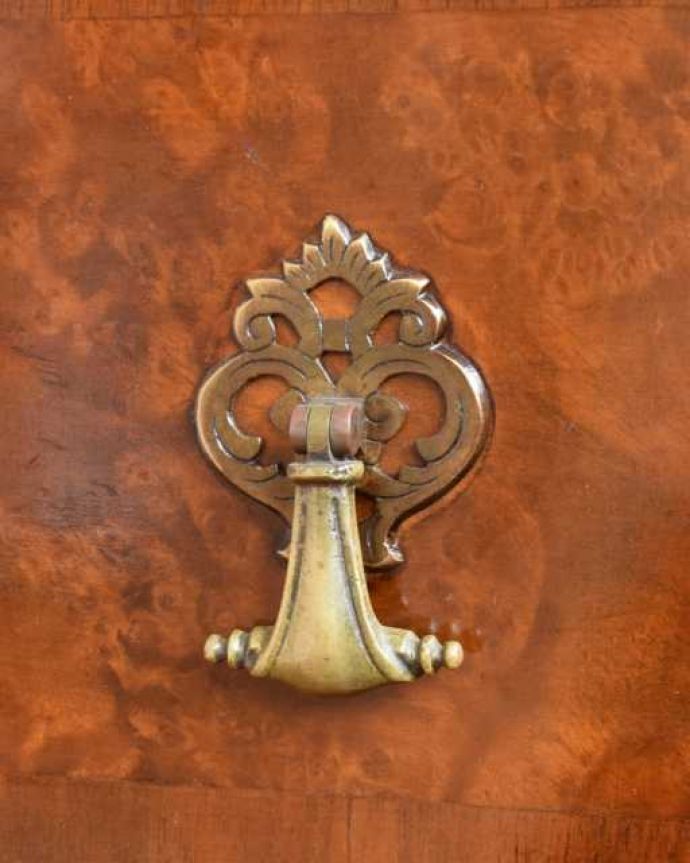 サイドボード アンティーク家具 英国のアンティーク家具、猫脚が美しいサイドボードキャビネット。取っ手にまでアンティークらしさ時間の流れが感じられる凝ったデザインの味わい深い取っ手。(q-1991-f)