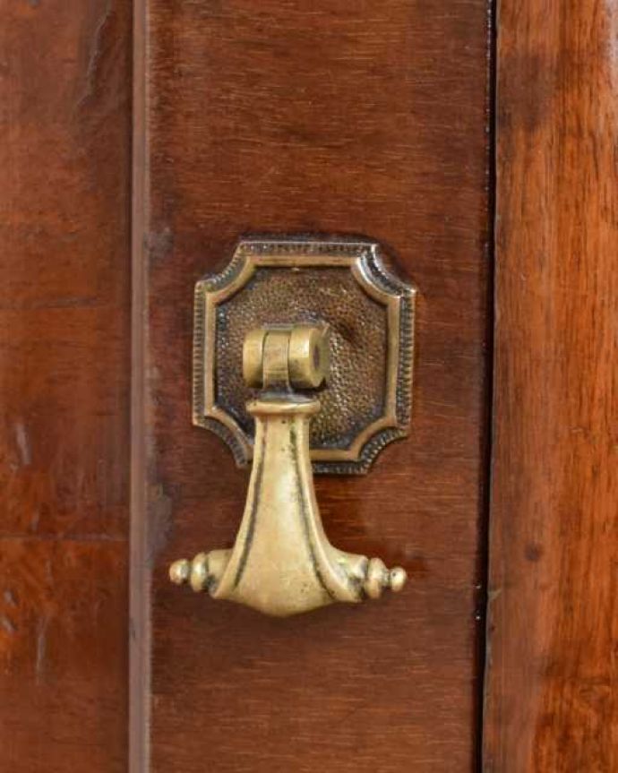 サイドボード アンティーク家具 英国のアンティーク家具、猫脚が美しいサイドボードキャビネット。アンティークらしい素敵な取っ手デザインが美しい取っ手。(q-1991-f)
