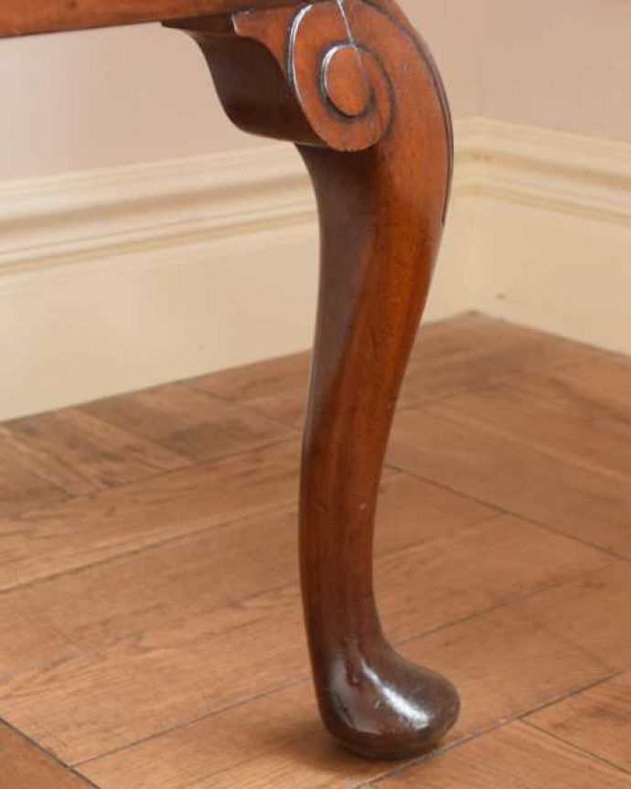 サイドボード アンティーク家具 英国のアンティーク家具、猫脚が美しいサイドボードキャビネット。女性1人でラクラク運べちゃう仕掛けHandleのアンティークは、脚の裏にフェルトキーパーをお付けしています。(q-1991-f)