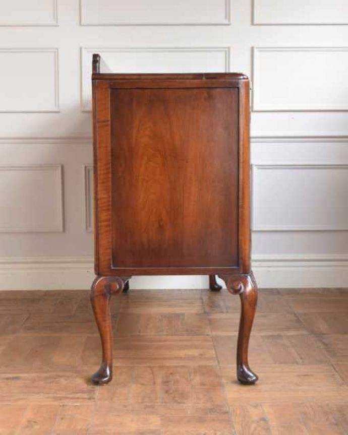 サイドボード アンティーク家具 英国のアンティーク家具、猫脚が美しいサイドボードキャビネット。もちろん横から見てもステキ横顔にだって妥協しません。(q-1991-f)