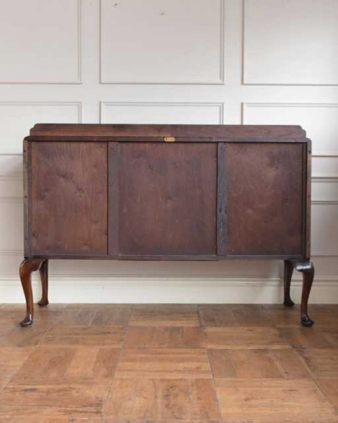 サイドボード アンティーク家具 英国のアンティーク家具、猫脚が美しいサイドボードキャビネット。さらに後ろ姿もチェックアンティークは新品ではないので経年変化によるキズはありますが、専門の職人が修復したので後ろ姿までキレイです。(q-1991-f)