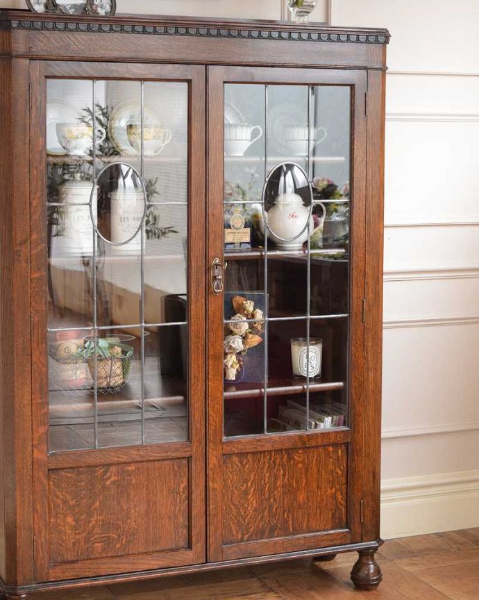 アンティークのキャビネット　アンティーク家具　湾曲ガラスがはめ込まれたステンドグラス扉の英国アンティークブックケース（本棚）。まずはステンドグラスを楽しみましょう現代のように機械が発達していない時代に作られたステンドグラス。(q-1992-f)