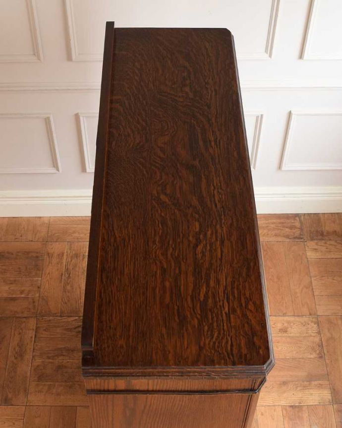 アンティークのキャビネット　アンティーク家具　湾曲ガラスがはめ込まれたステンドグラス扉の英国アンティークブックケース（本棚）。天板もキレイに仕上げました。(q-1992-f)